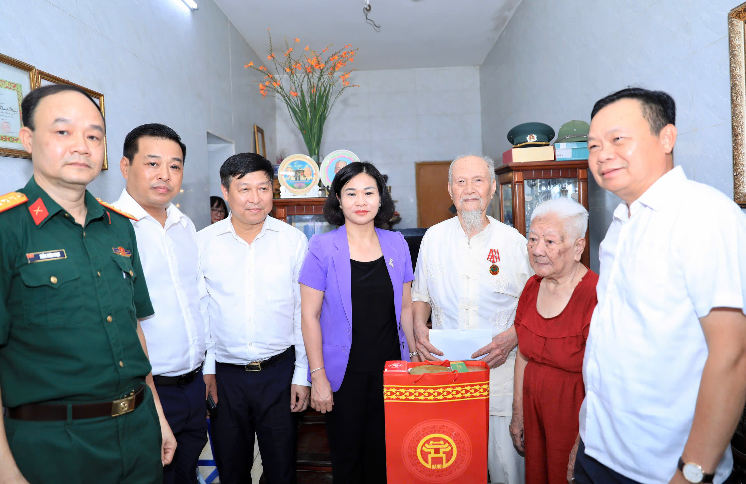 Phó Bí thư Thường trực Thành ủy Nguyễn Thị Tuyến thăm, tặng quà gia đình người có công nhân kỷ niệm 70 năm ngày giải phóng Thủ đô
