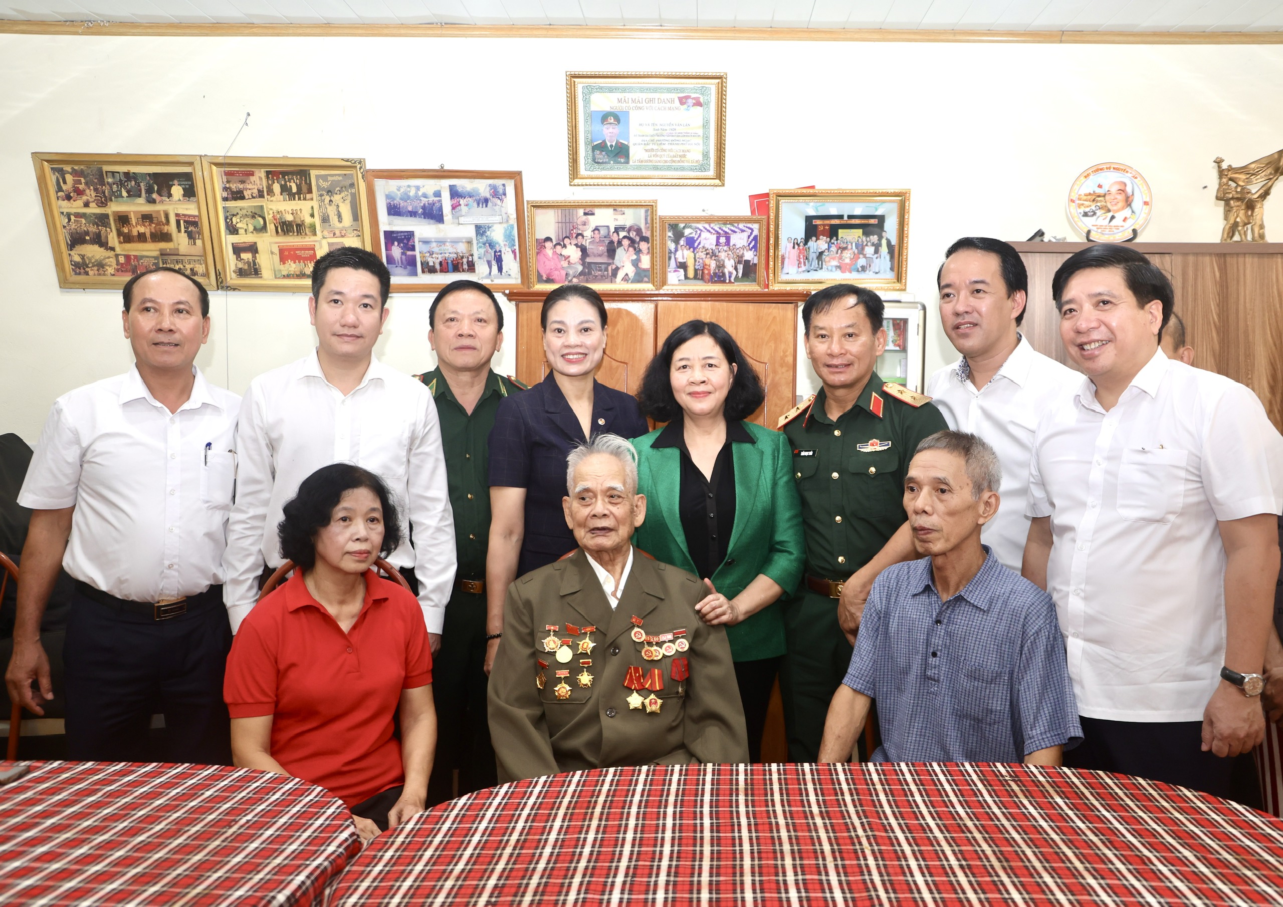Bí thư Thành ủy Bùi Thị Minh Hoài thăm, tặng quà tri ân gia đình chính sách nhân kỷ niệm 70 năm Ngày Giải phóng Thủ đô 
