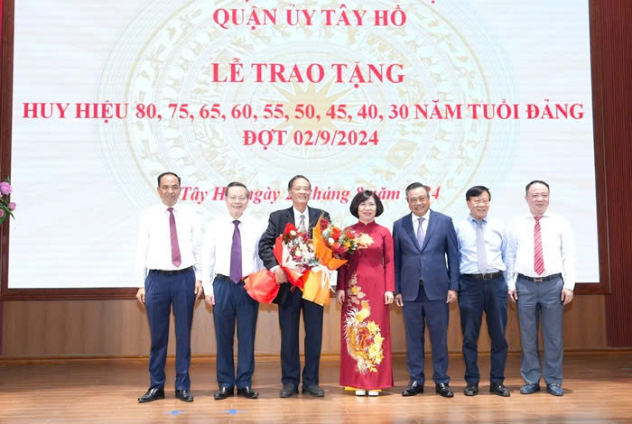 265 đảng viên lão thành của quận Tây Hồ được vinh danh, trao tặng Huy hiệu Đảng