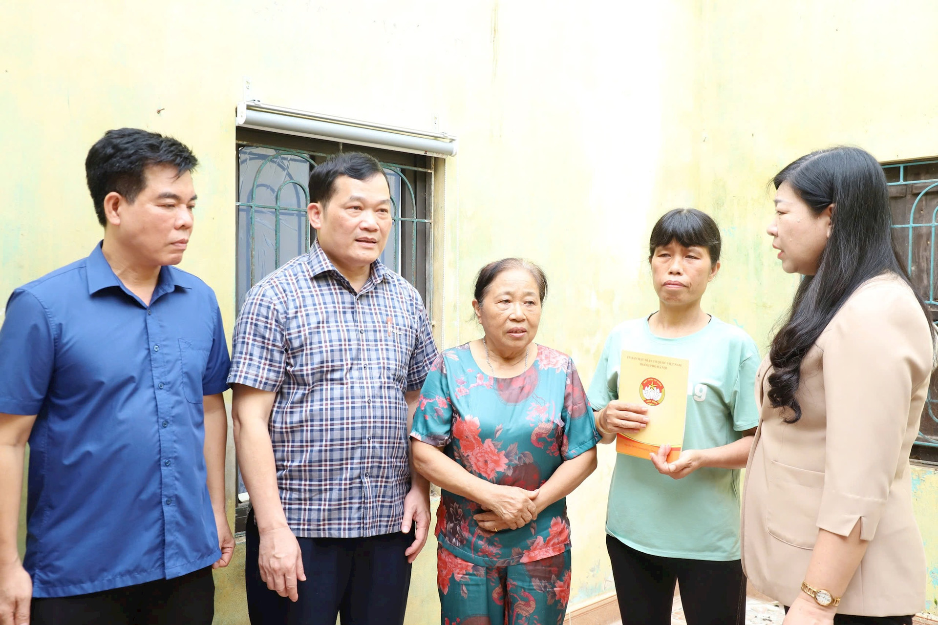 Chủ tịch Uỷ ban Mặt trận Tổ quốc Việt Nam thành phố Hà Nội thăm, động viên các hộ dân bị ảnh hưởng bởi bão số 3