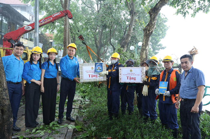 Chủ tịch Liên đoàn Lao động thành phố Hà Nội thăm hỏi, động viên công nhân khắc phục hậu quả sau bão số 3