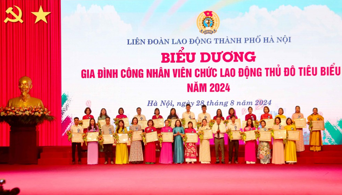 Biểu dương gia đình công nhân, viên chức, lao động tiêu biểu và trao học bổng cho con em vượt khó học giỏi năm 2024: Toả sáng nghị lực và tri thức