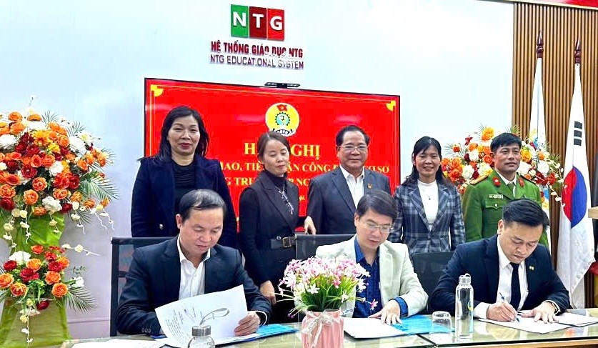Lễ bàn giao Công đoàn Trường Trung cấp Ngoại Thương về Liên đoàn Lao động quận Bắc Từ Liêm