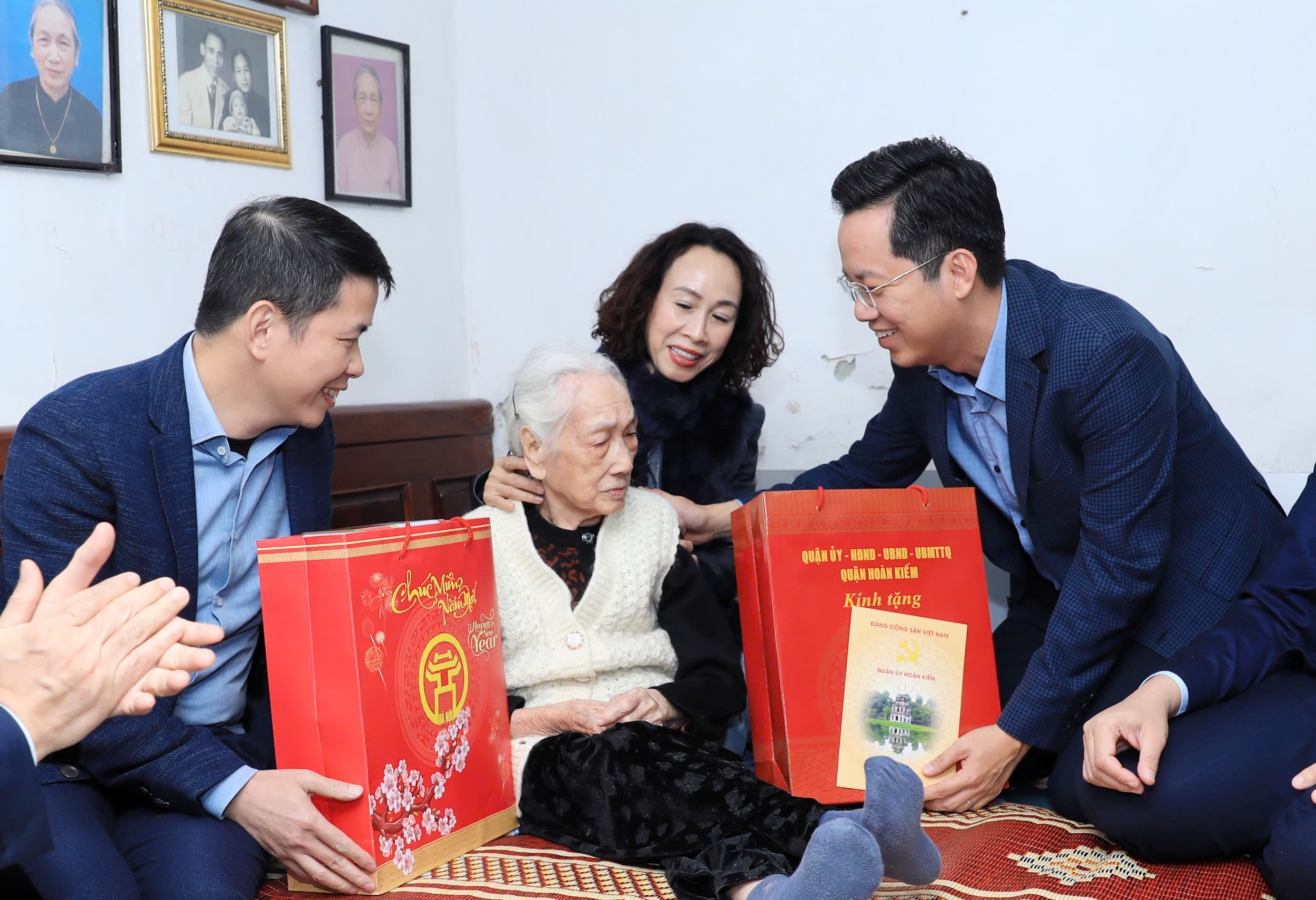 Chủ tịch HĐND thành phố Hà Nội Nguyễn Ngọc Tuấn thăm, tặng quà gia đình chính sách tại quận Hoàn Kiếm nhân dịp Tết Nguyên đán Ất Tỵ 2025
