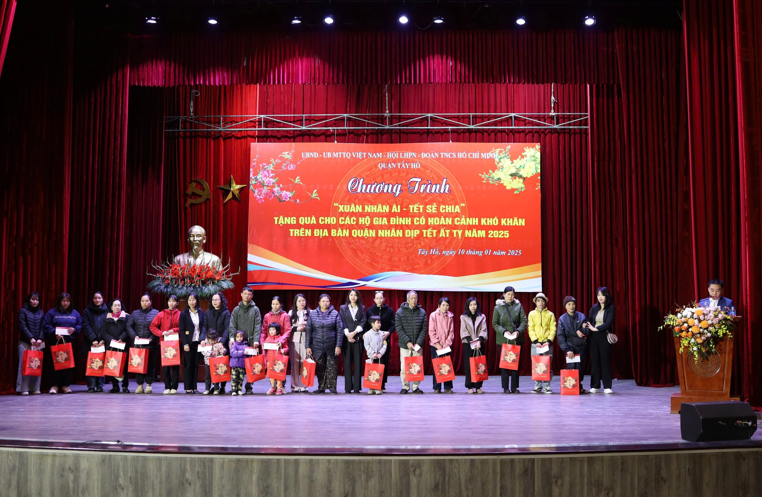 “Xuân nhân ái - Tết sẻ chia”: Hơi ấm mùa xuân lan toả trên quận Tây Hồ