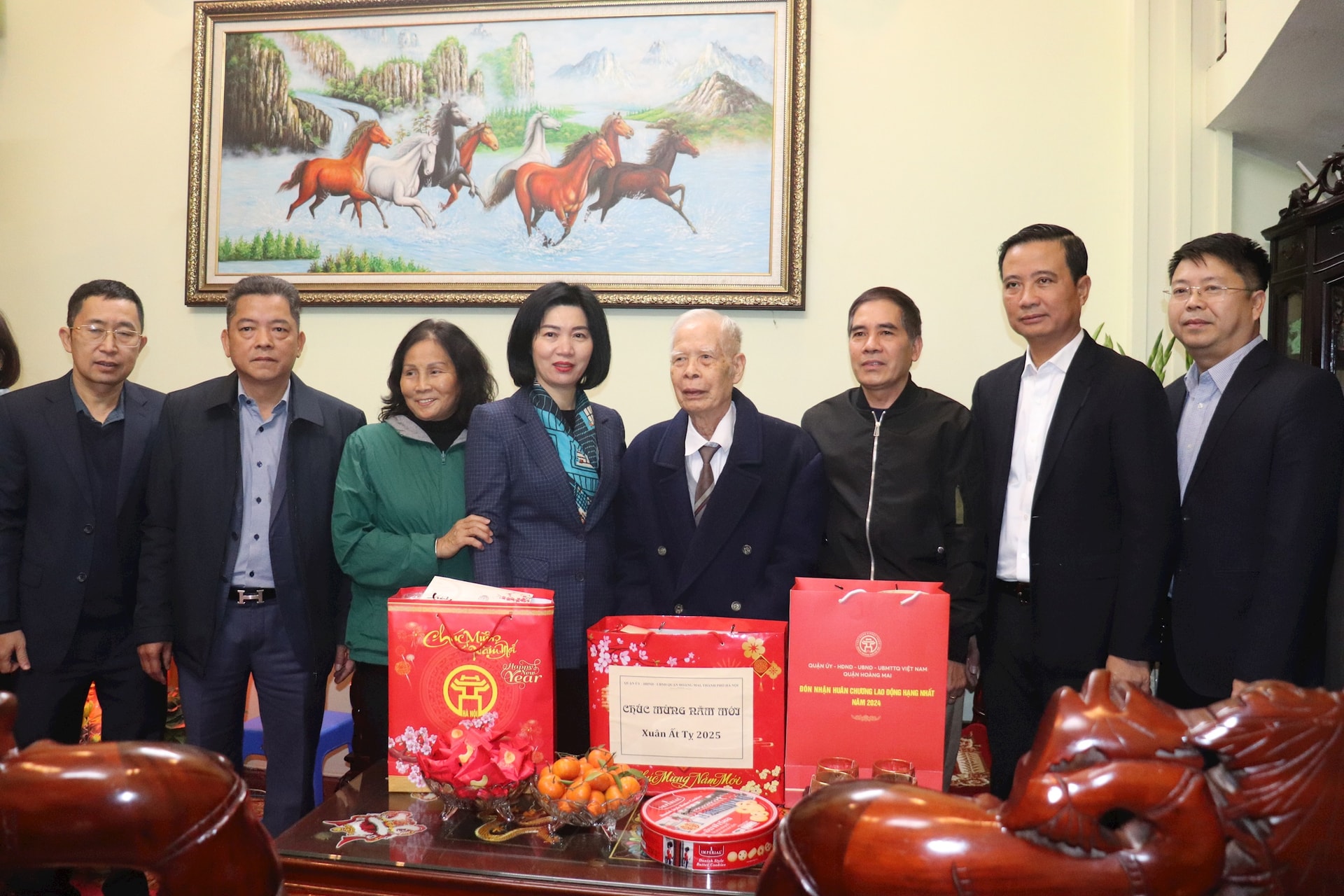 Phó Chủ tịch Thường trực HĐND thành phố Phùng Thị Hồng Hà thăm, tặng quà người có công tại quận Hoàng Mai: Phát huy truyền thống "Đền ơn, đáp nghĩa"