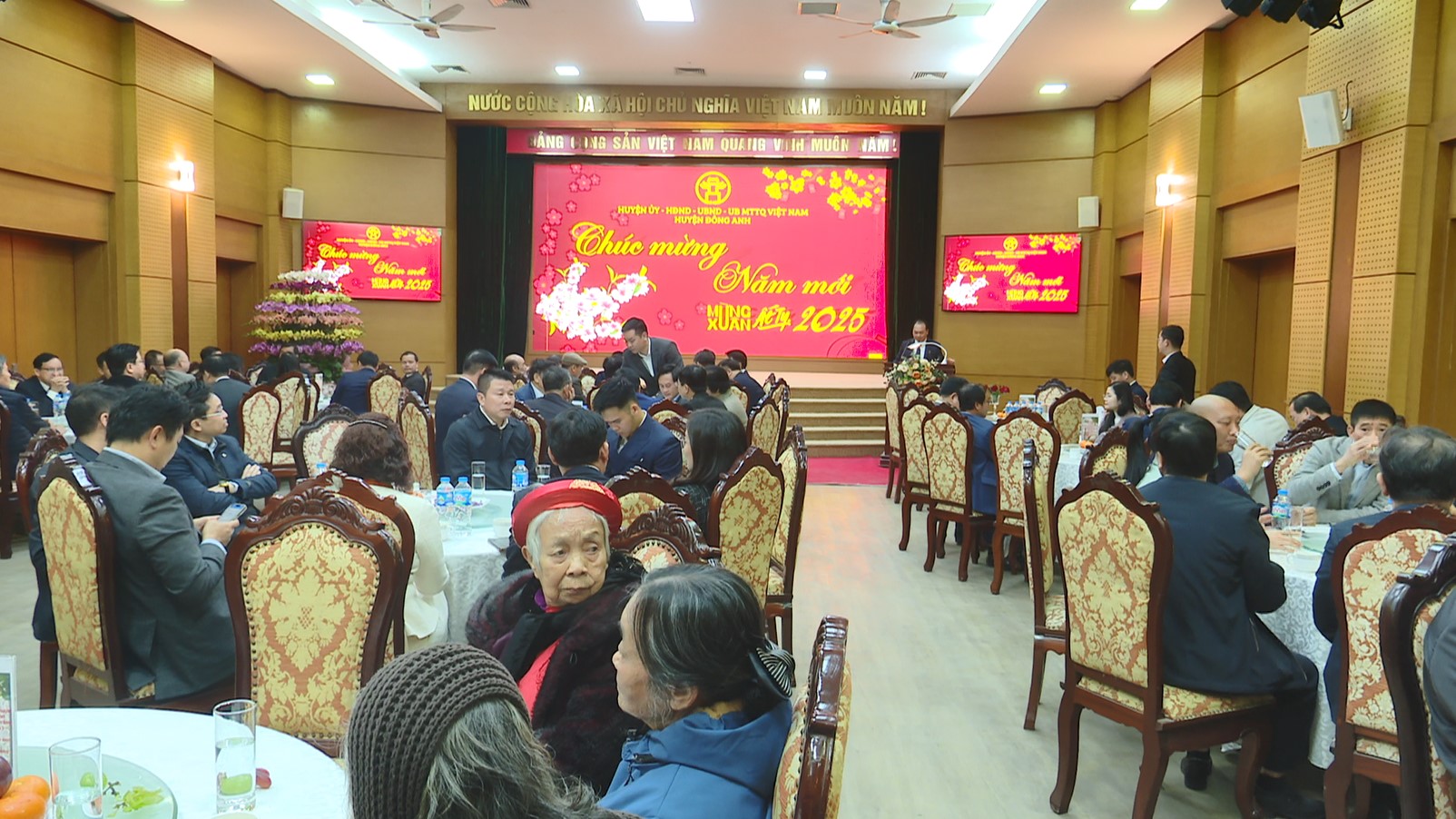 Huyện Đông Anh gặp mặt cán bộ lãnh đạo chủ chốt huyện qua các thời kỳ nhân dịp xuân Ất Tỵ năm 2025
