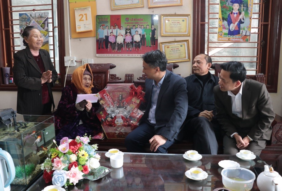 Bí thư Huyện uỷ Mỹ Đức chúc Tết các gia đình chính sách, tặng quà hộ cận nghèo nhân dịp xuân Ất Tỵ 2025 