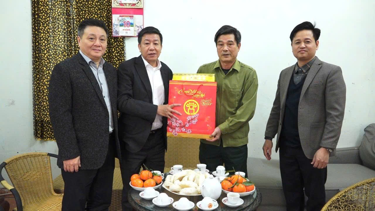 Lãnh đạo thành phố thăm hỏi, chúc Tết cán bộ lão thành cách mạng: Tôn vinh giá trị truyền thống, lan tỏa tinh thần đoàn kết