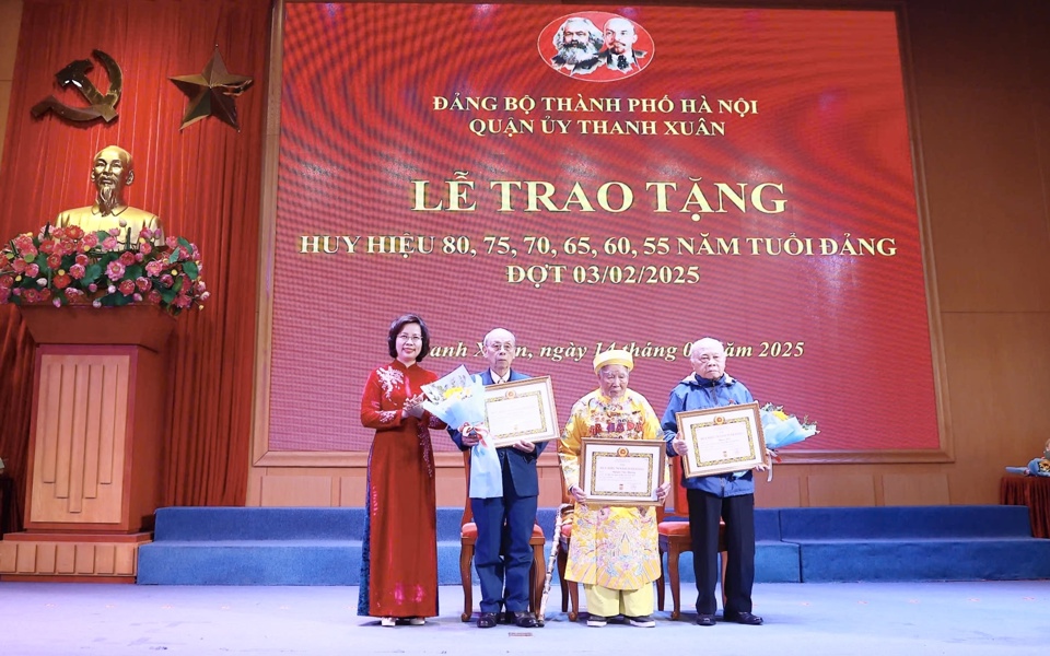 Quận Thanh Xuân trao Huy hiệu Đảng tặng các đảng viên lão thành đợt 03-02-2025