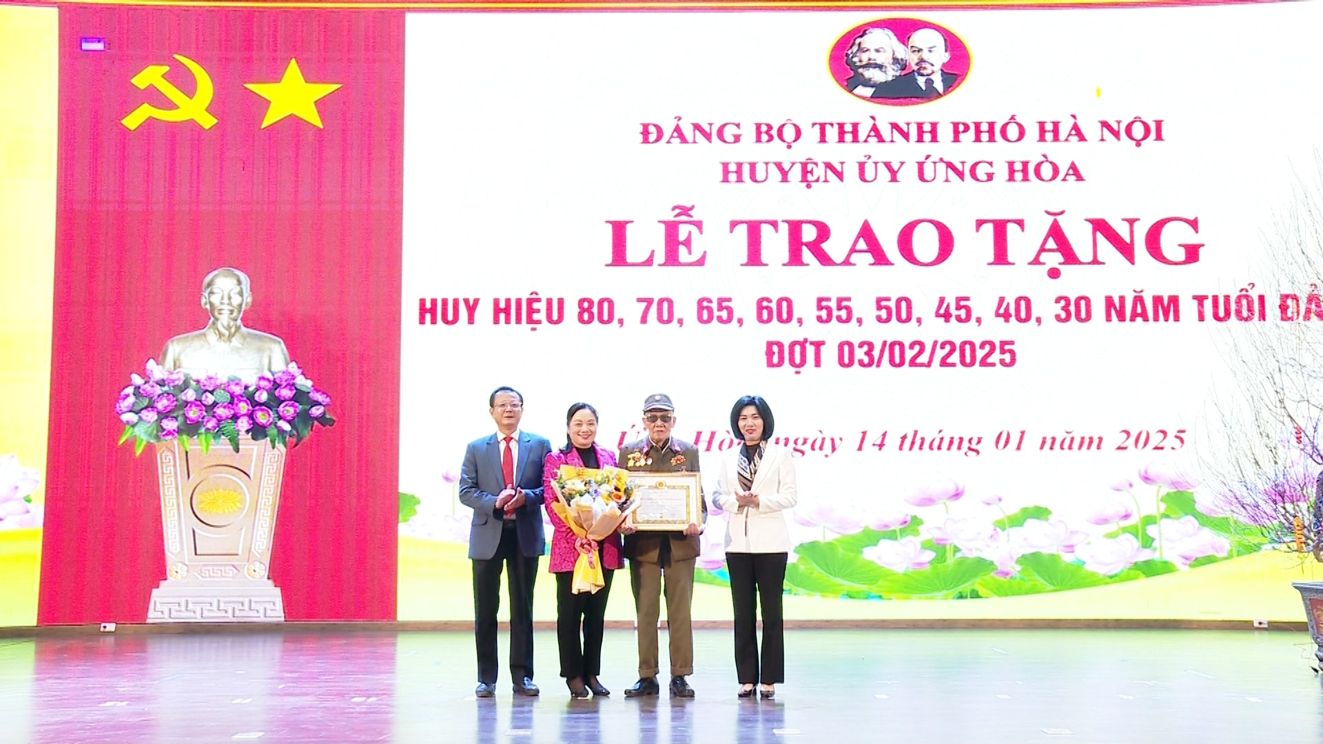 237 đảng viên của Đảng bộ huyện Ứng Hòa được trao tặng Huy hiệu Đảng đợt 3-2-2025