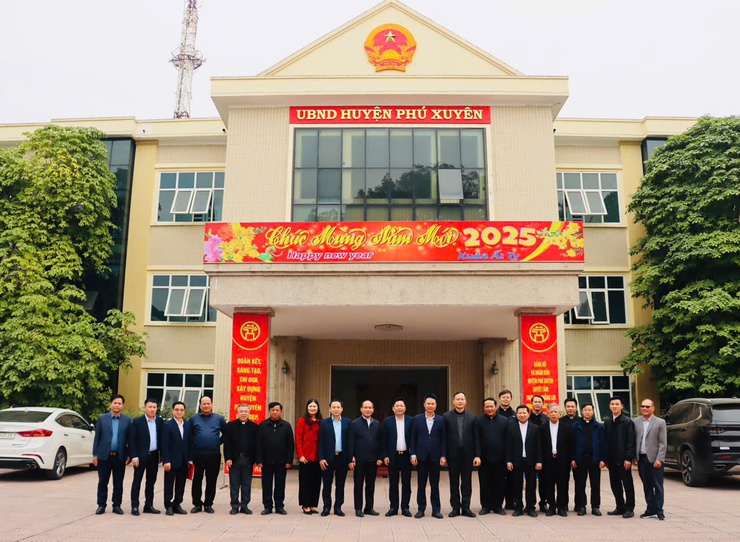 Linh mục các giáo xứ huyện Phú Xuyên chúc Tết lãnh đạo huyện, khẳng định tinh thần đoàn kết, đồng hành cùng phát triển