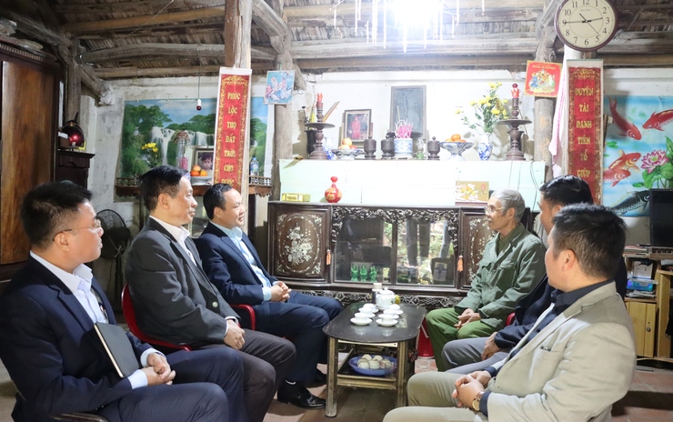 Chủ tịch UBND huyện Phú Xuyên thăm hỏi, tặng quà gia đình chính sách nhân dịp Xuân Mới Ất Tỵ