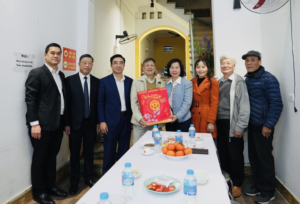 Bí thư Quận ủy Thanh Xuân Bùi Huyền Mai thăm, tặng quà, chúc Tết các thương binh, cá nhân tiêu biểu phường Thanh Xuân Trung