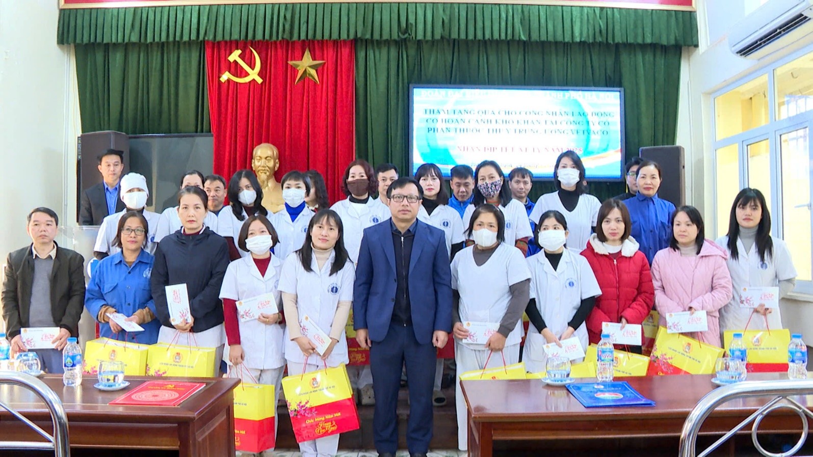 Bí thư Huyện ủy Hoài Đức thăm, tặng quà công nhân lao động nhân dịp Tết  nguyên đán Ất Tỵ 
