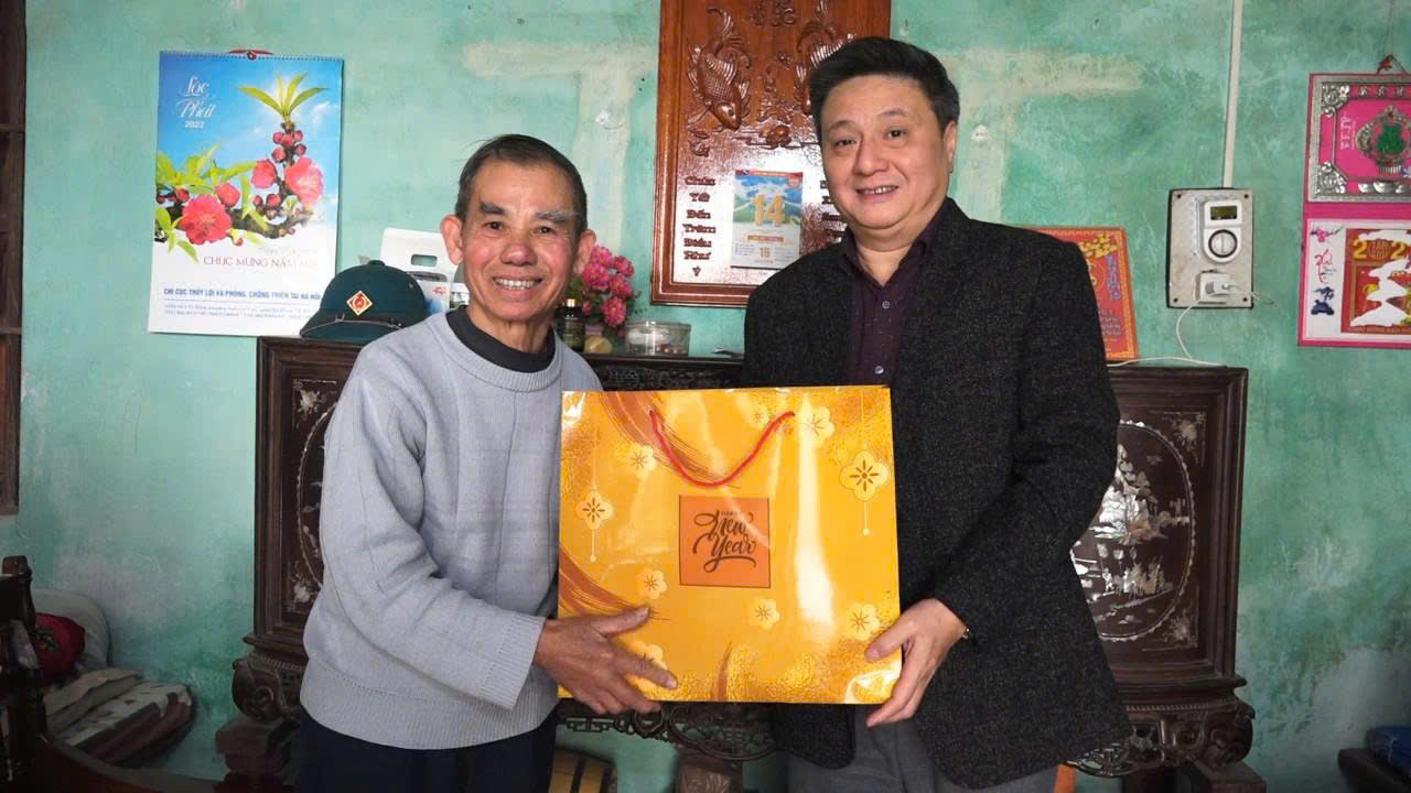 Lãnh đạo huyện Thanh Oai thăm, tặng quà Tết gia đình chính sách và người có công