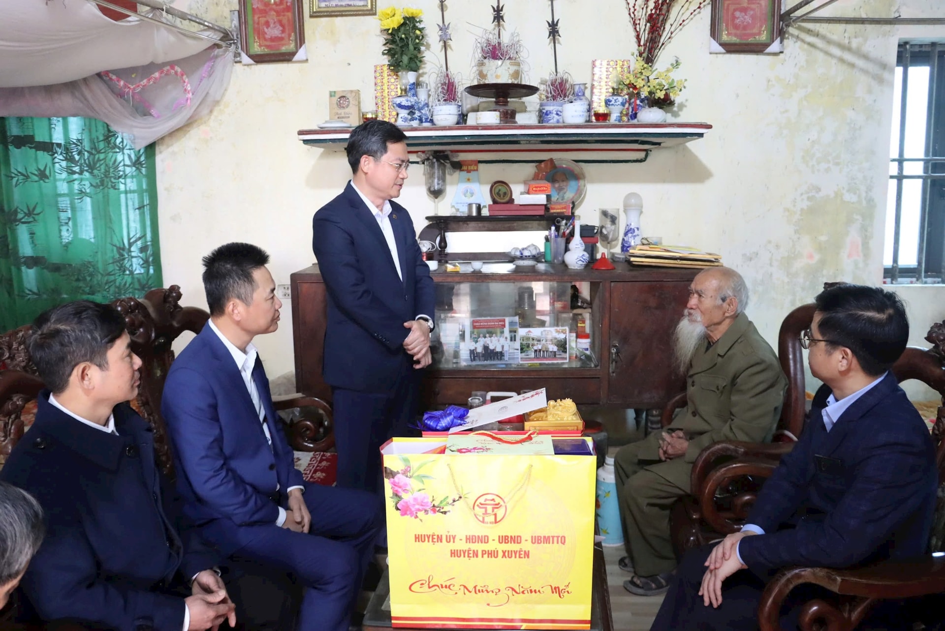 Lãnh đạo thành phố Hà Nội thăm, tặng quà đối tượng chính sách tại huyện Phú Xuyên: Tri ân những đóng góp của các gia đình chính sách
