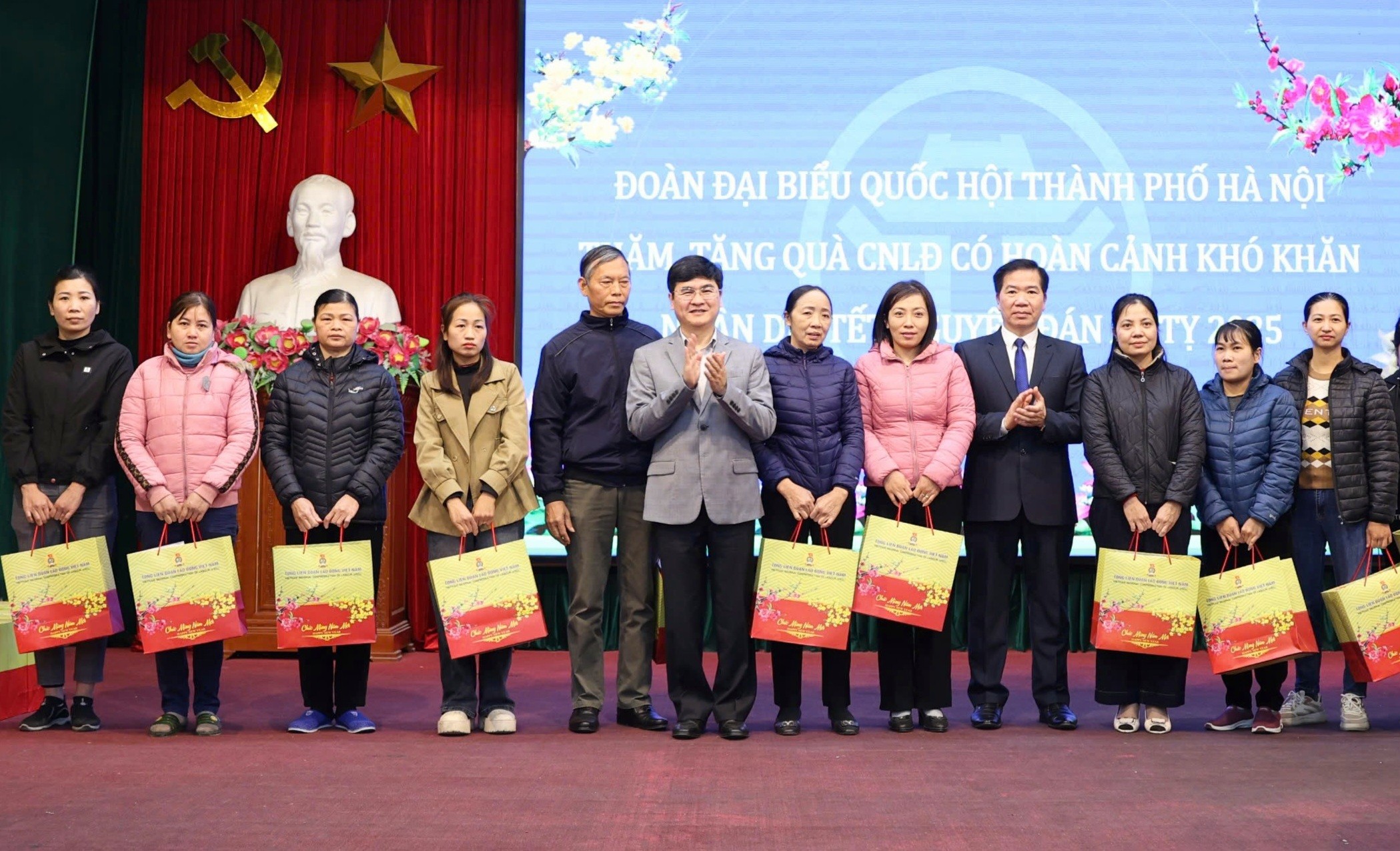 Đoàn Đại biểu Quốc hội thành phố Hà Nội trao quà Tết, động viên công nhân lao động và gia đình chính sách huyện Phú Xuyên