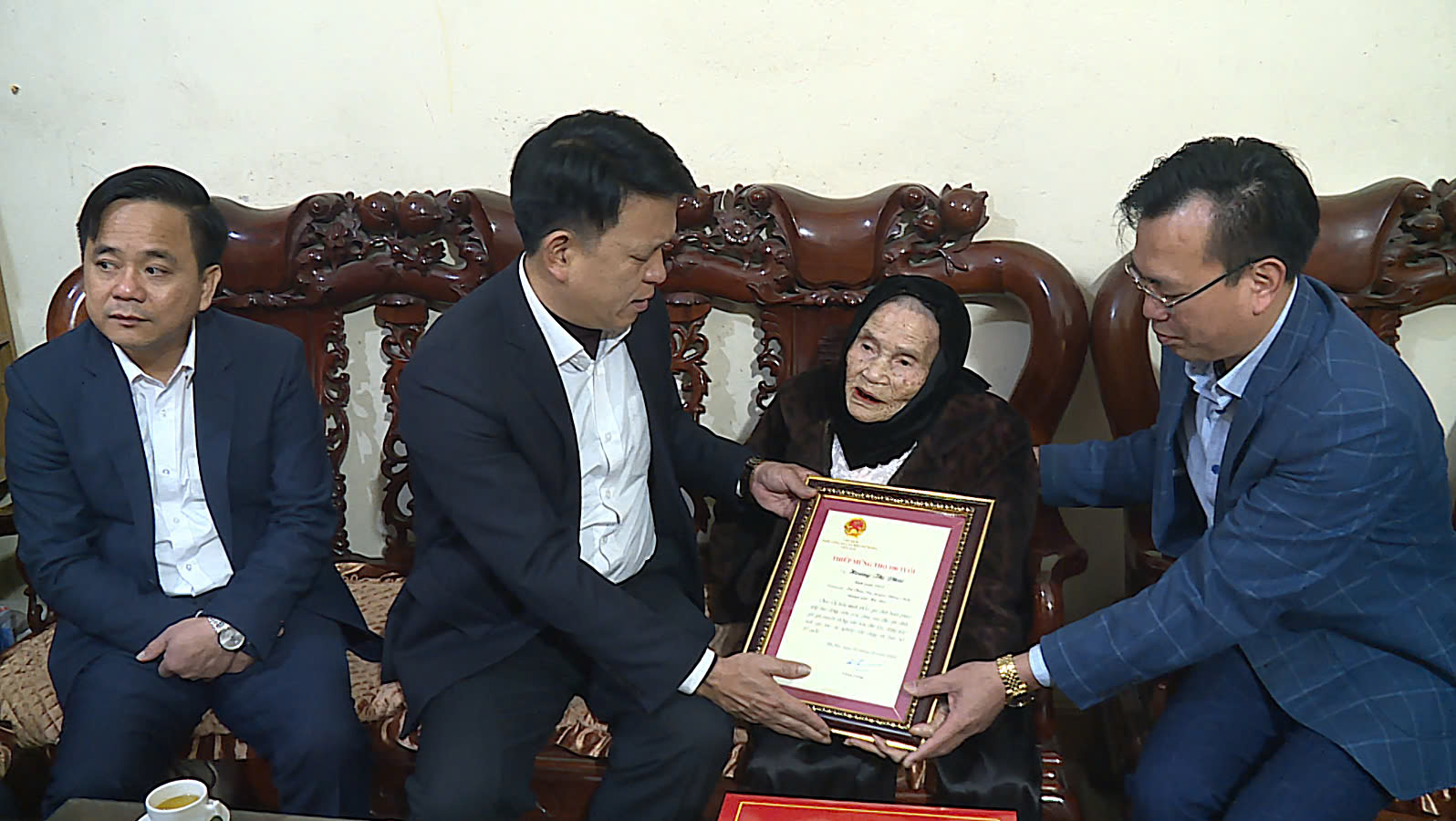 Phó Bí thư Thường trực Huyện ủy Nguyễn Văn Cường thăm, tặng quà các tập thể, cá nhân, nhân dịp Tết Ất Tỵ 2025