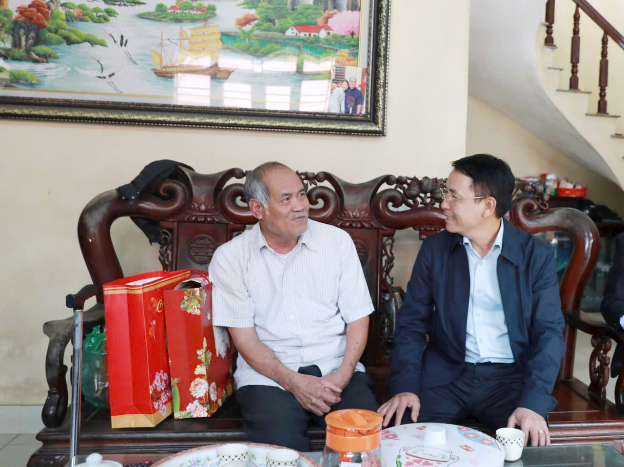 Phó Chủ tịch UBND thành phố Nguyễn Trọng Đông thăm hỏi, tặng quà người có công và người khuyết tật huyện Sóc Sơn