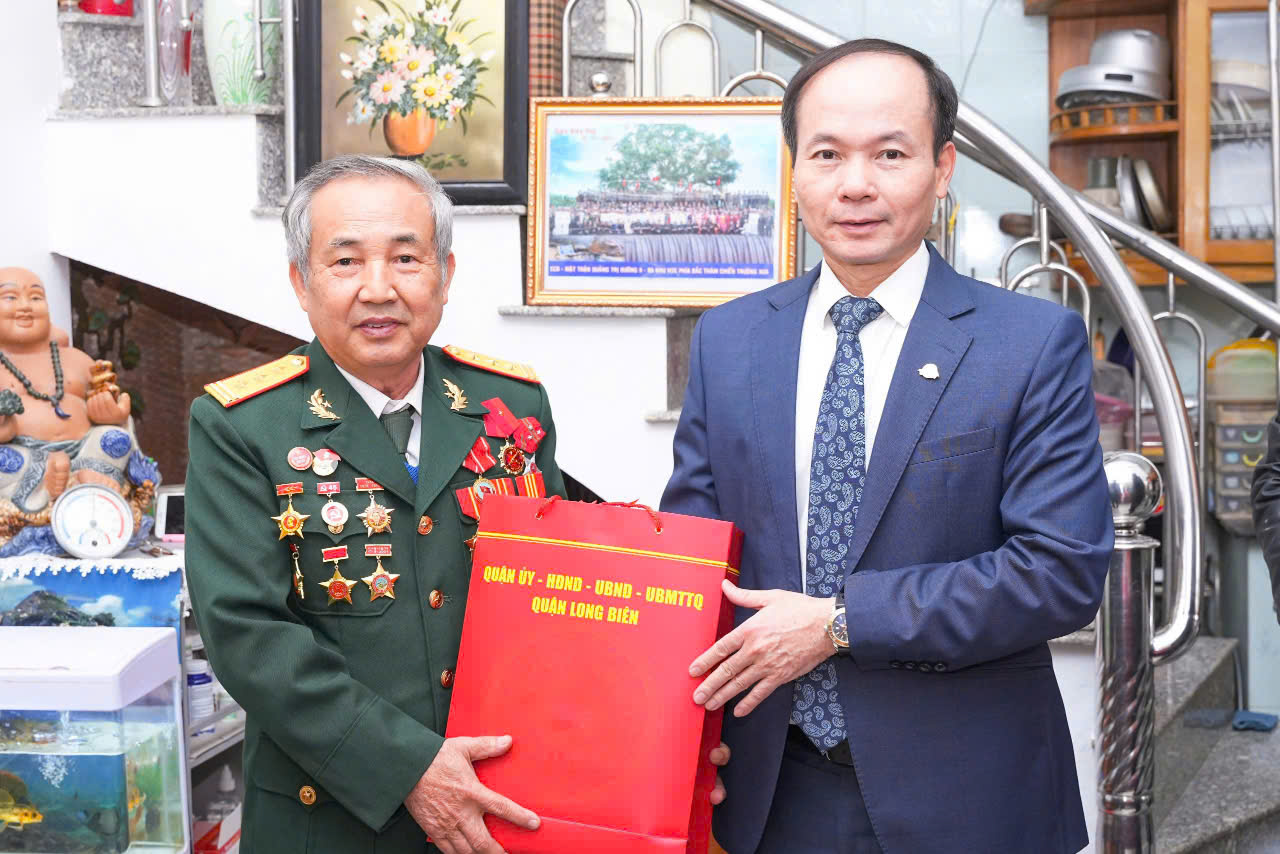 Lãnh đạo quận Long Biên thăm và tặng quà cán bộ tiền khởi nghĩa, thương binh nhân dịp Tết Nguyên đán Ất Tỵ 2025