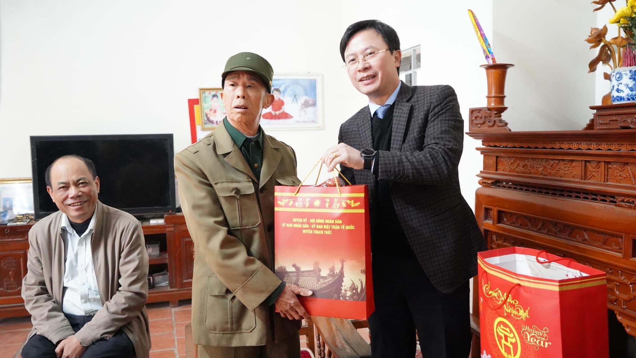 Các đồng chí lãnh đạo huyện Thạch Thất thăm hỏi, tặng quà Tết gia đình người có công trên địa bàn huyện