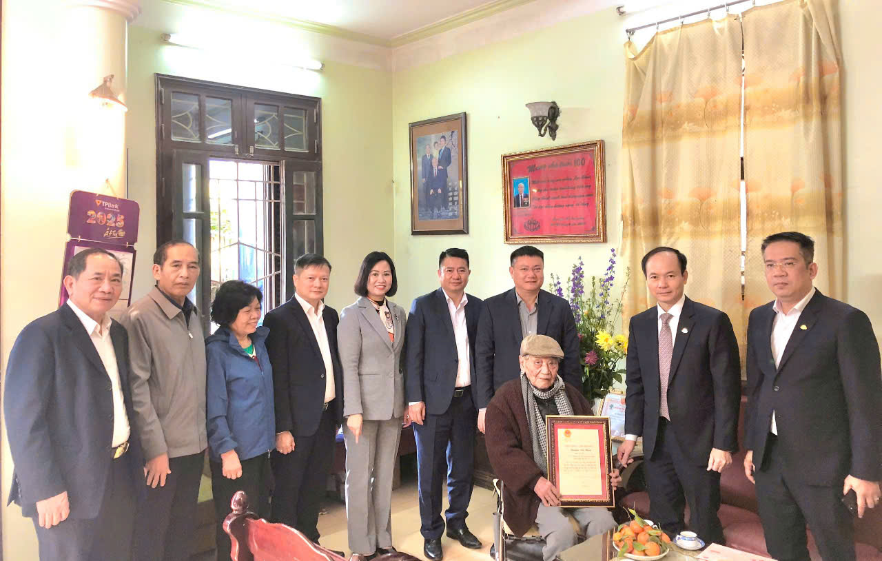 Quận Long Biên: Tri ân người có công tiêu biểu và tặng quà người cao tuổi dịp Tết Nguyên đán Ất Tỵ 2025