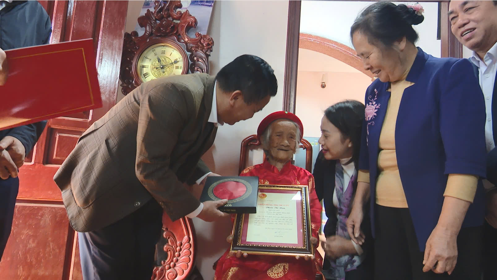 Bí thư Huyện ủy Đông Anh thăm, tặng quà Tết và động viên các gia đình chính sách