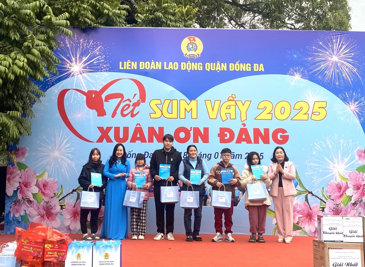 “Tết sum vầy - Xuân ơn Đảng”: Đoàn viên, người lao động quận Đống Đa đón Tết đủ đầy, ấm áp