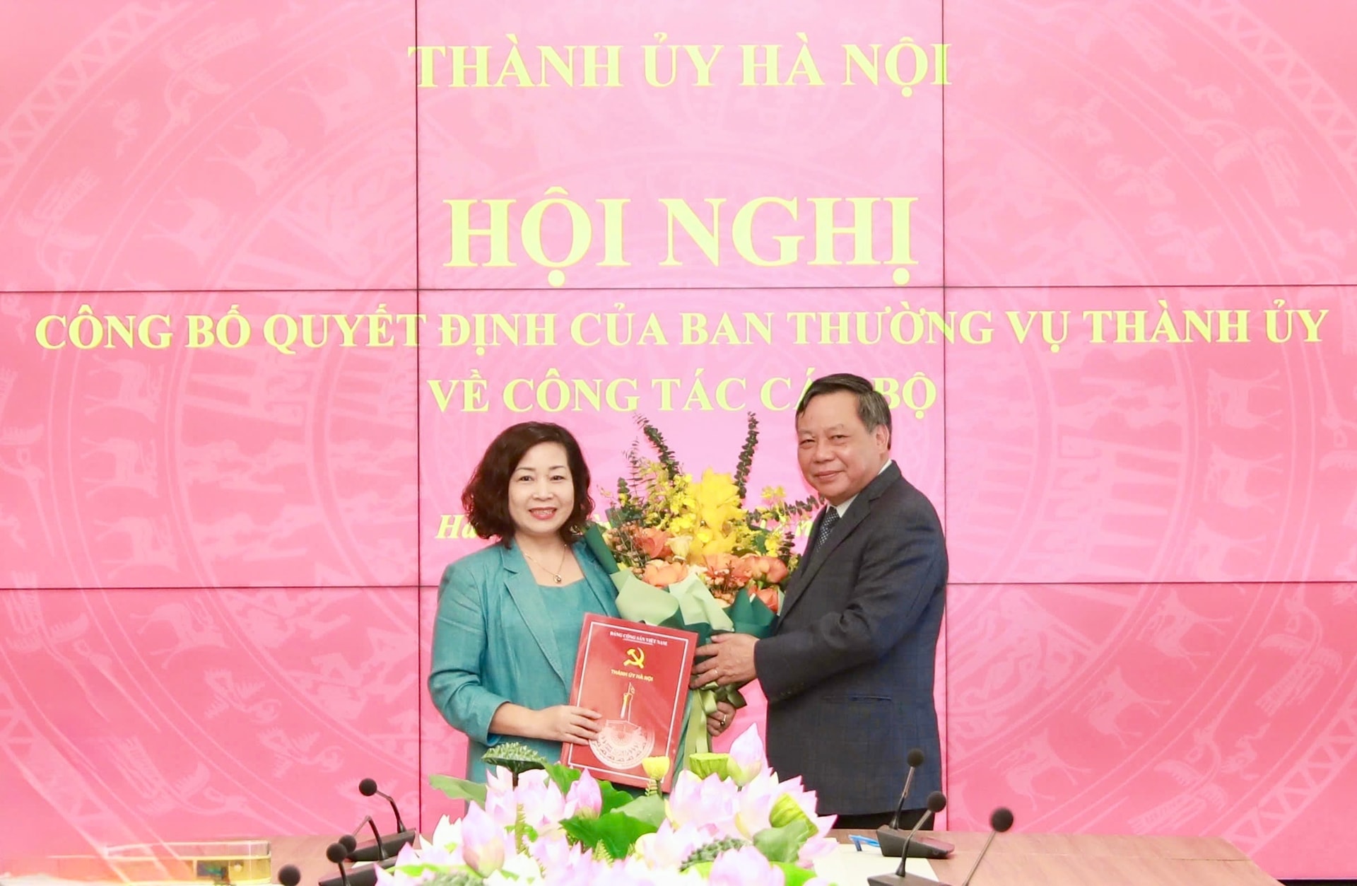 Phó Bí thư Thường trực Thành uỷ Nguyễn Văn Phong trao quyết định nghỉ hưu cho đồng chí Lê Thị Thiên Hương