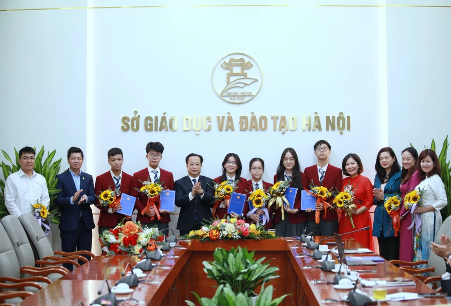 Đội tuyển Hà Nội đại diện Việt Nam chinh phục đỉnh cao khoa học tại kỳ thi Olympic khoa học trẻ quốc tế năm 2024