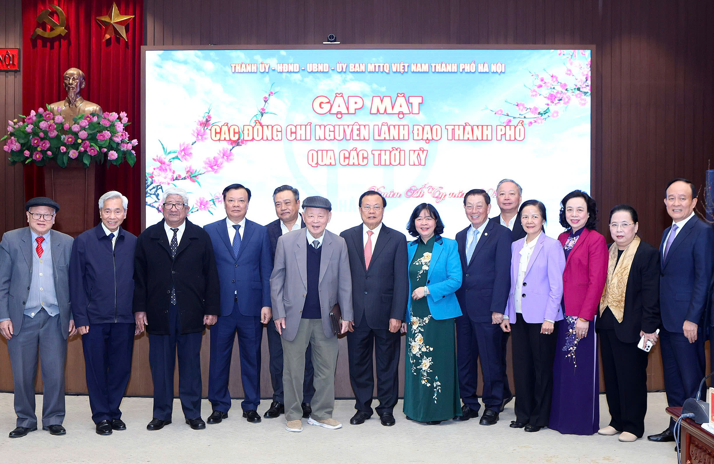 Thành ủy Hà Nội gặp mặt nguyên lãnh đạo thành phố qua các thời kỳ
