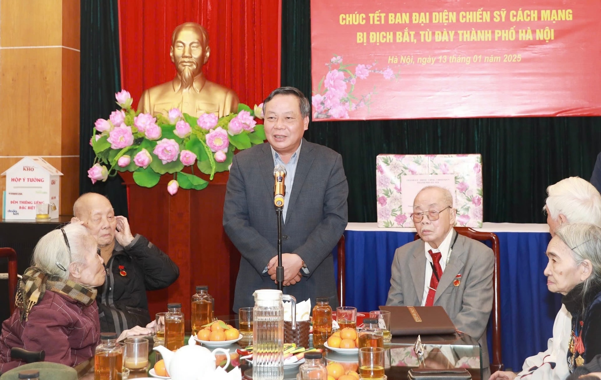 Phó Bí thư Thườn trực Thành ủy Nguyễn Văn Phong chúc Tết Ban đại diện chiến sĩ cách mạng bị địch bắt tù đày thành phố