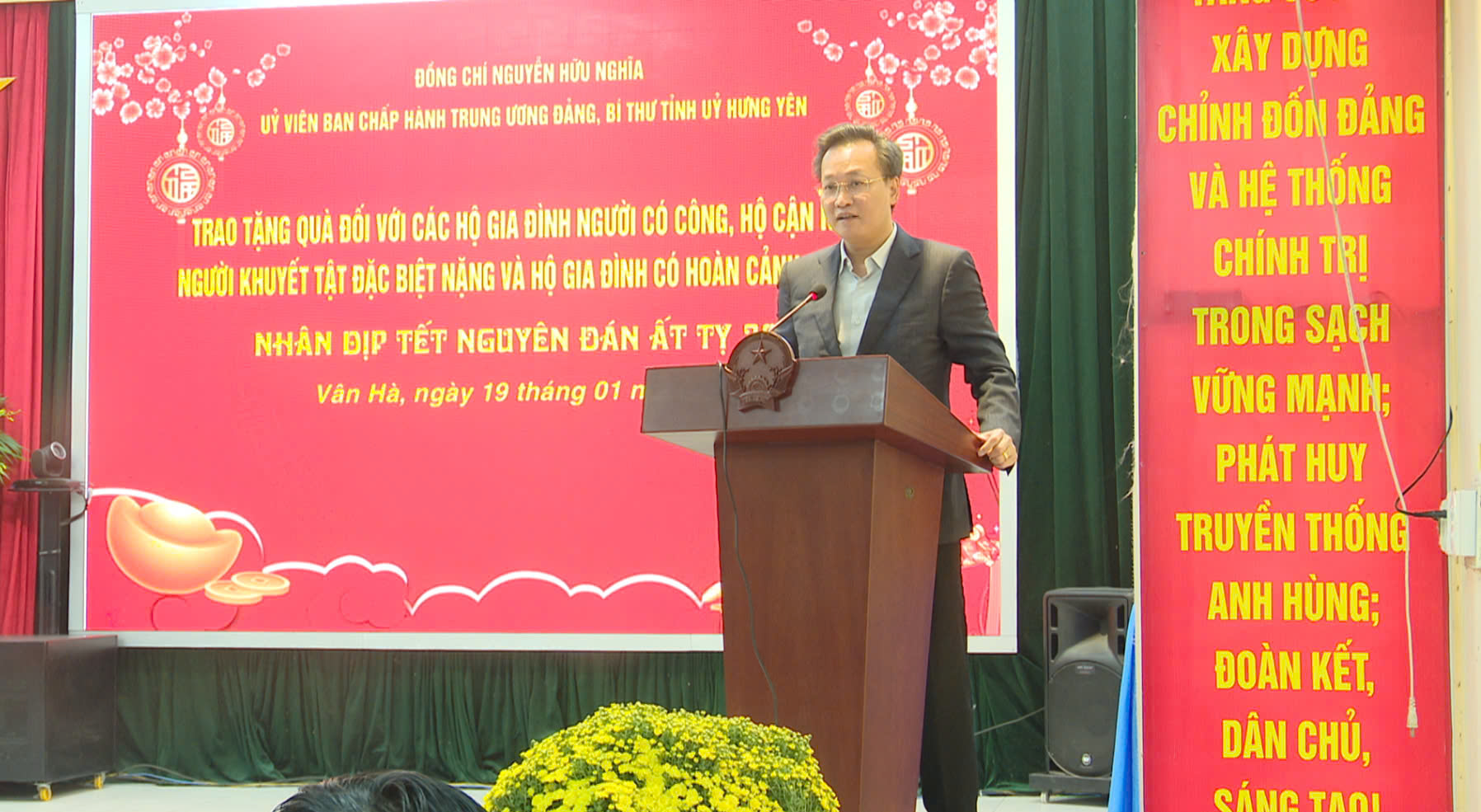 Bí thư Tỉnh uỷ Hưng Yên thăm, tặng quà nhân dân xã Vân Hà, huyện Đông Anh