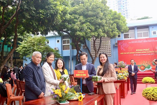 Tưng bừng Hội thi gói bánh chưng xanh, trang trí mâm ngũ quả chào Xuân mới