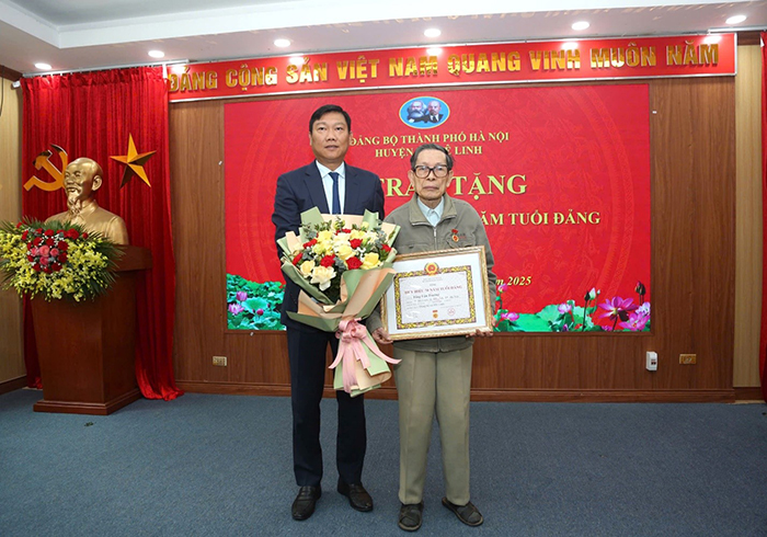 Huyện Mê Linh long trọng trao Huy hiệu Đảng, tri ân những cống hiến vì sự nghiệp cách mạng