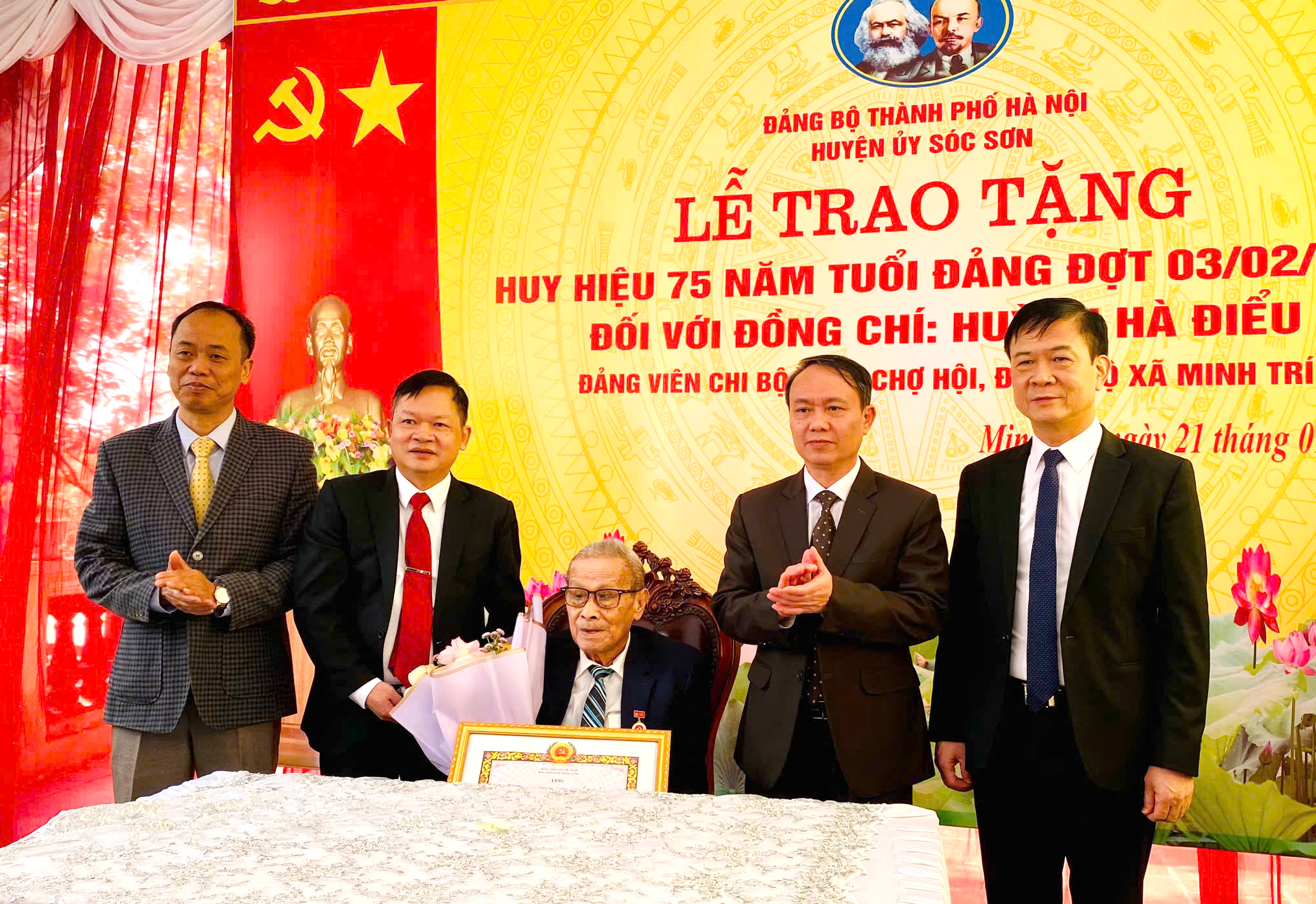 Phó Bí thư Thường trực Huyện ủy Sóc Sơn trao Huy hiệu 75 năm tuổi Đảng tặng đảng viên Huỳnh Hà Điểu