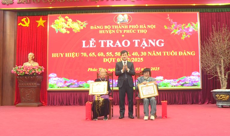Đảng bộ huyện Phúc Thọ có 169 đảng viên được nhận Huy hiệu Đảng đợt 03-02