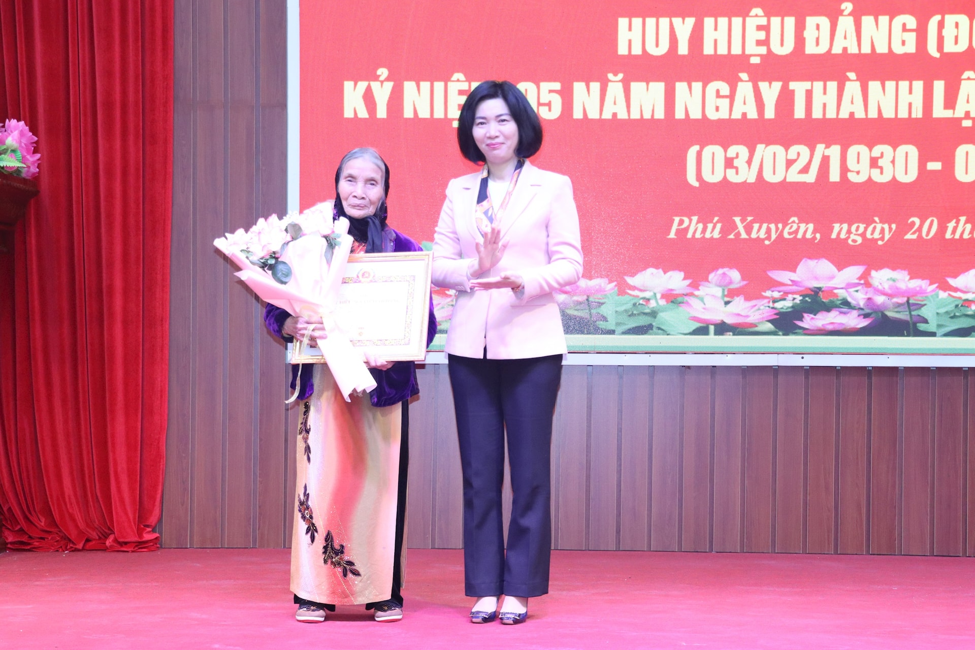 Huyện Phú Xuyên tổ chức trao Huy hiệu Đảng: Tôn vinh cống hiến, khẳng định vai trò tiên phong của đảng viên lão thành