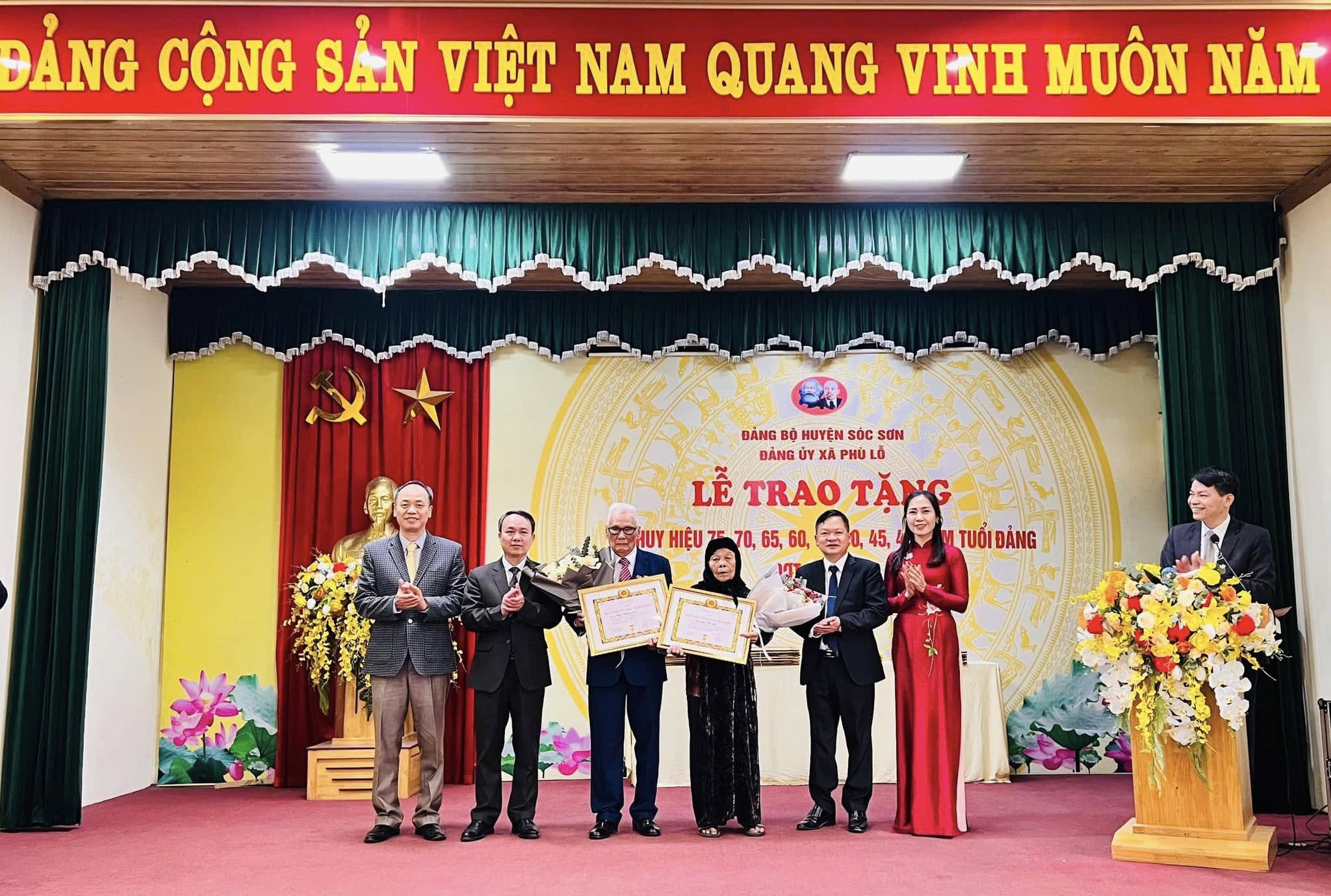 Lãnh đạo Huyện ủy Sóc Sơn trao Huy hiệu Đảng cho các đảng viên lão thành xã Phù Linh và Phù Lỗ