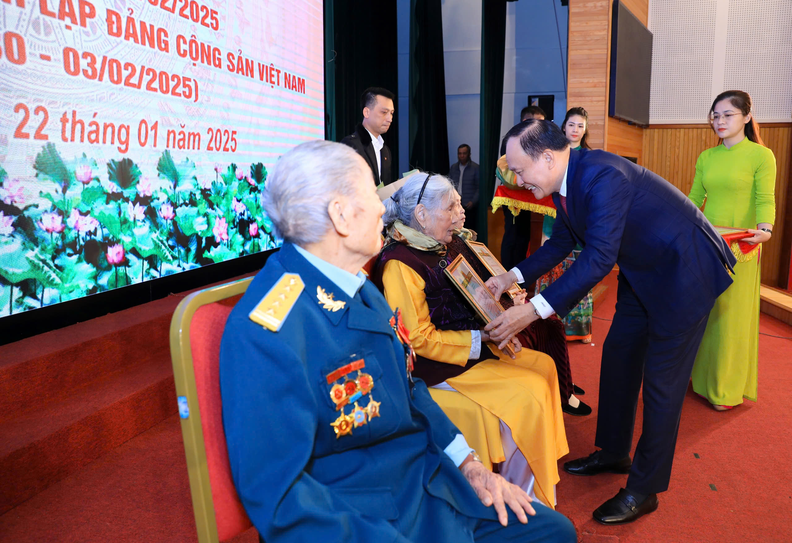 Chủ tịch HĐND thành phố Nguyễn Ngọc Tuấn trao Huy hiệu Đảng tại quận Long Biên: Vinh danh cống hiến của các đảng viên lão thành