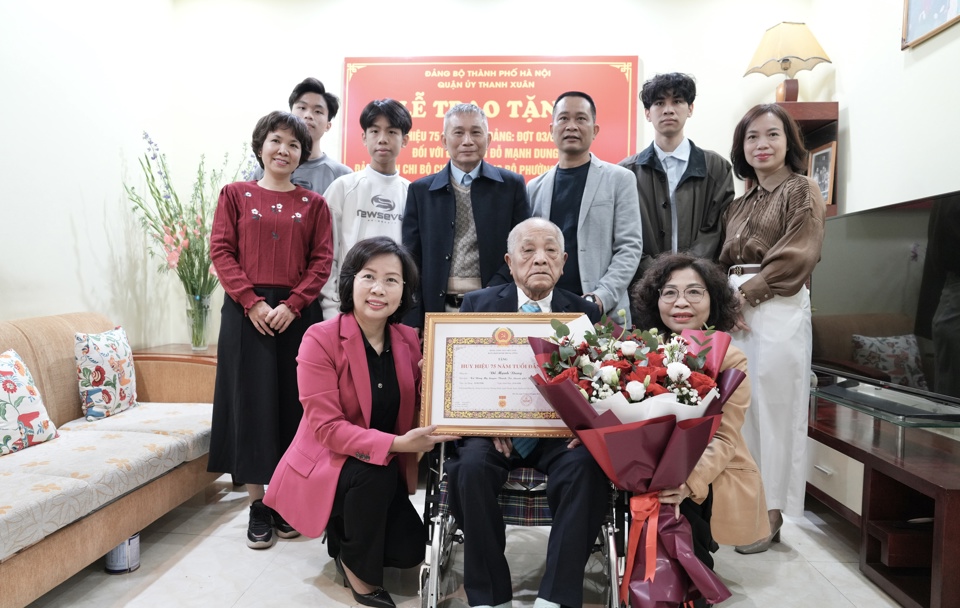 Bí thư Quận ủy Thanh Xuân Bùi Huyền Mai trao Huy hiệu 75 tuổi Đảng tặng đảng viên lão thành 