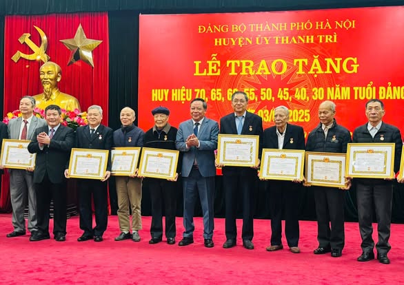 Phó Bí thư Thường trực Thành uỷ Nguyễn Văn Phong trao tặng Huy hiệu Đảng tại huyện Thanh Trì: Vinh danh những cống hiến lớn lao