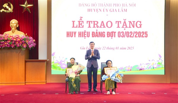 Huyện Gia Lâm tổ chức trao Huy hiệu Đảng đợt 03-02: Tôn vinh cống hiến, vững bước trong kỷ nguyên mới
