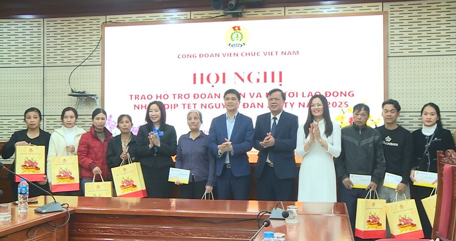 Phó Chủ tịch Tổng Liên đoàn Việt Nam tặng quà cho công đoàn viên có hoàn cảnh khó khăn tại huyện Phúc Thọ