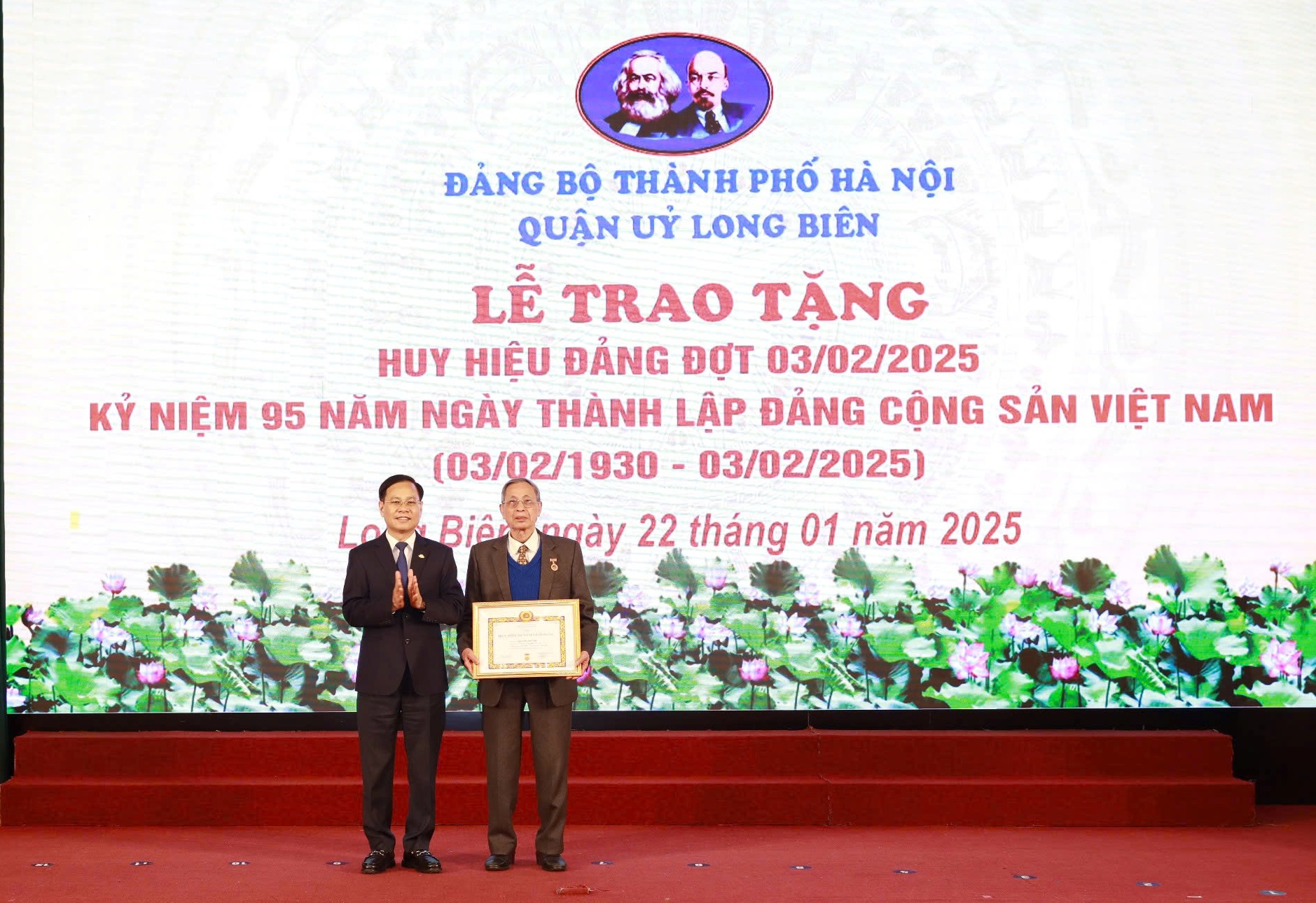 162 đảng viên quận Long Biên được trao tặng Huy hiệu Đảng dịp 03-02