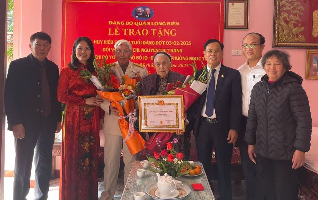 Phó Bí thư Thường trực Quận uỷ Long Biên trao Huy hiệu Đảng tặng đảng viên lão thành