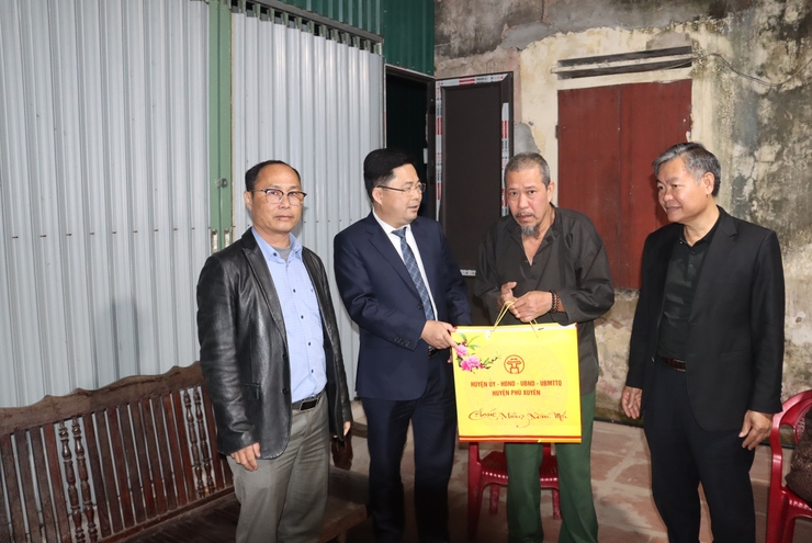 Lãnh đạo huyện Phú Xuyên thăm, tặng quà Tết, tri ân gia đình chính sách và người có công