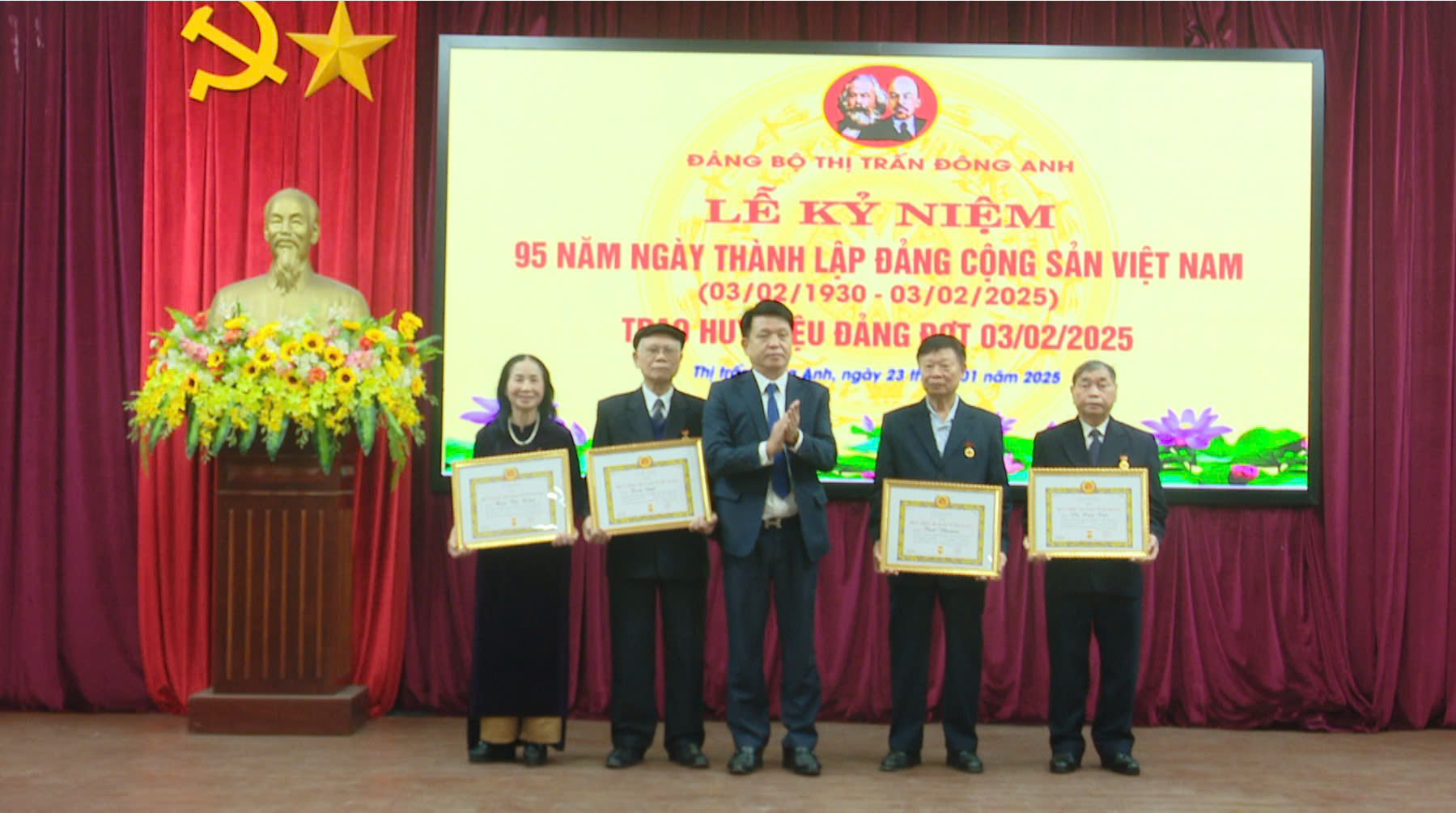 Phó Bí thư Thường trực Huyện ủy Đông Anh trao Huy hiệu Đảng đợt 03-02 tại Đảng bộ thị trấn Đông Anh