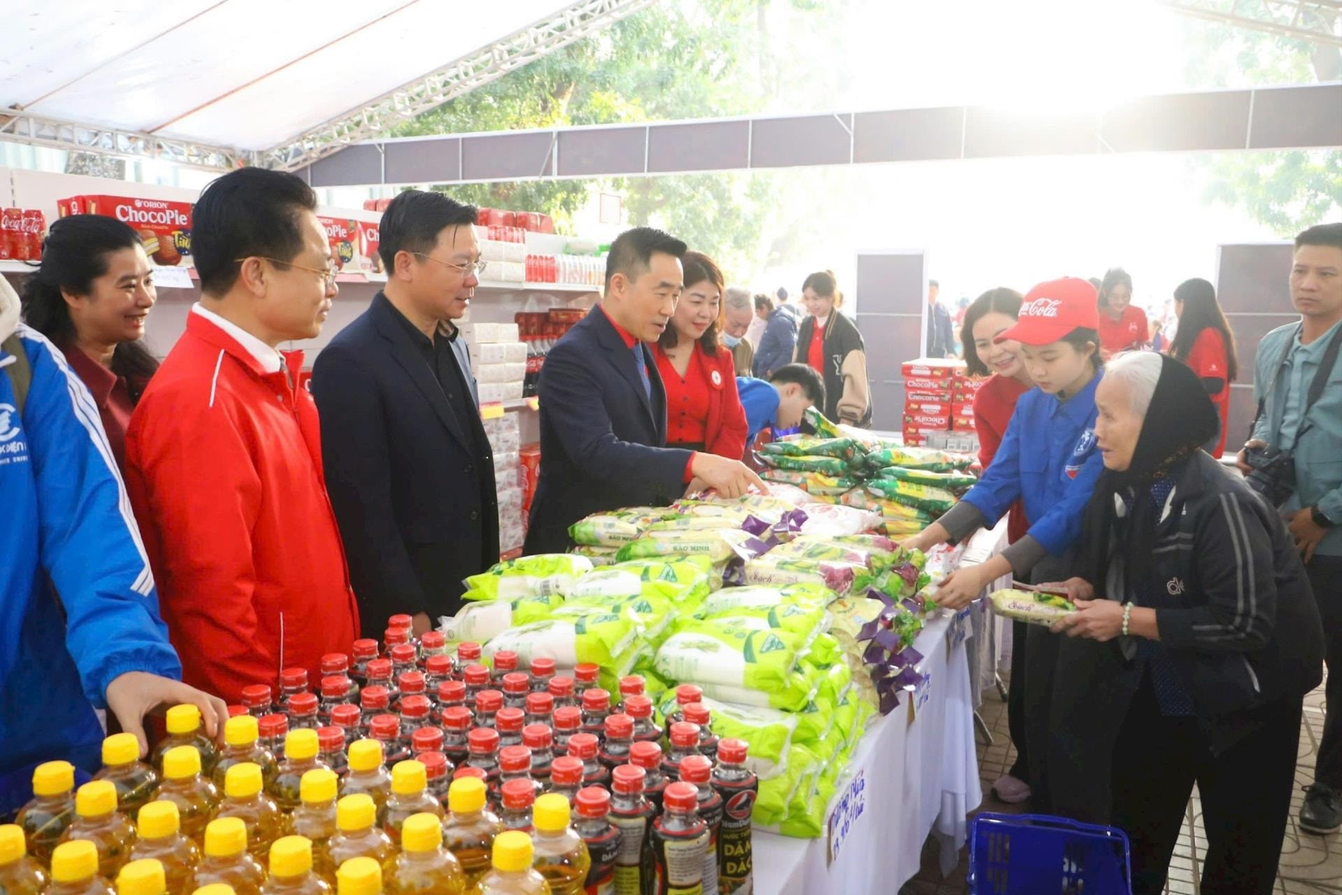 Chương trình "Chợ Tết nhân ái - Chợ Tết 0 đồng" - Trao yêu thương, lan tỏa giá trị nhân ái mùa Xuân 2025